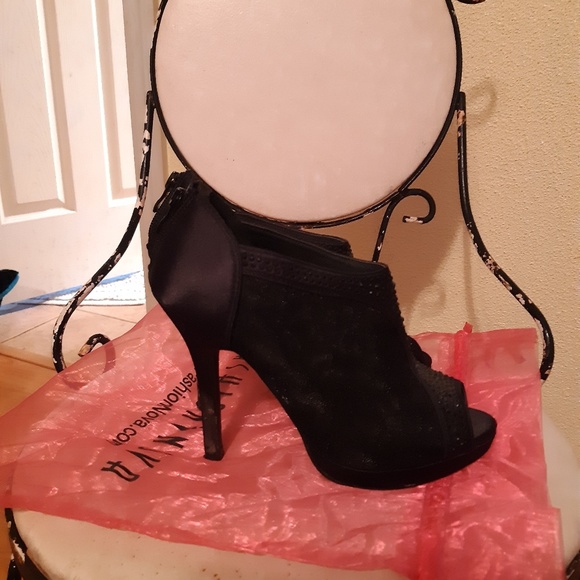 Shoes - Picture 2 of 4